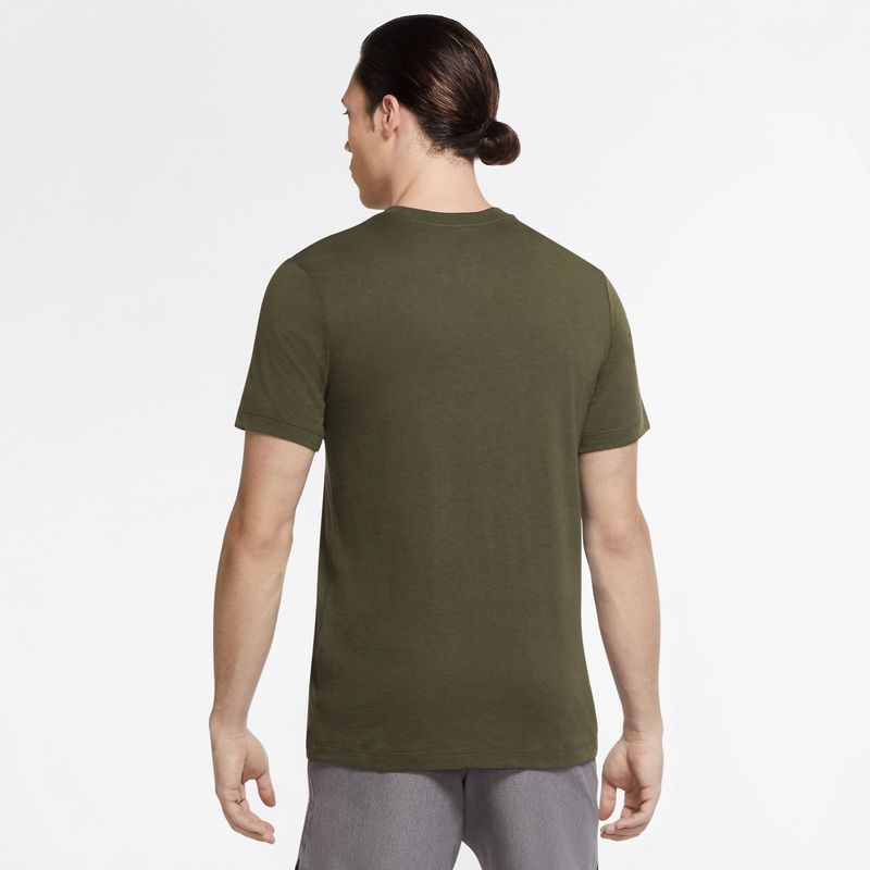 Camiseta-Manga-Corta-nike-para-hombre-M-Nk-Db-Tee-Sw-Athlete-para-entrenamiento-color-verde.-Reverso-Sobre-Modelo