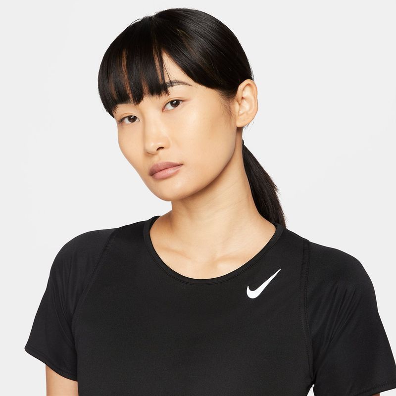 Camiseta-Manga-Corta-nike-para-mujer-W-Nk-Df-Race-Top-Ss-para-correr-color-negro.-Zoom-Frontal-Sobre-Modelo