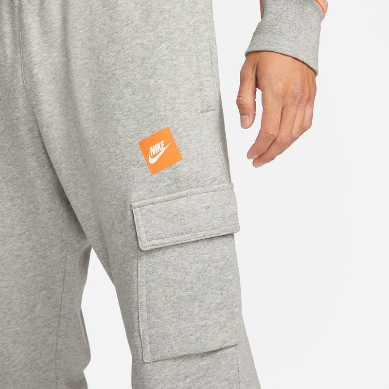 Pantalon-nike-para-hombre-M-Nsw-Jdi-Bb-Flc-Cargo-Pant-para-moda-color-gris.-Zoom-Frontal-Sobre-Modelo
