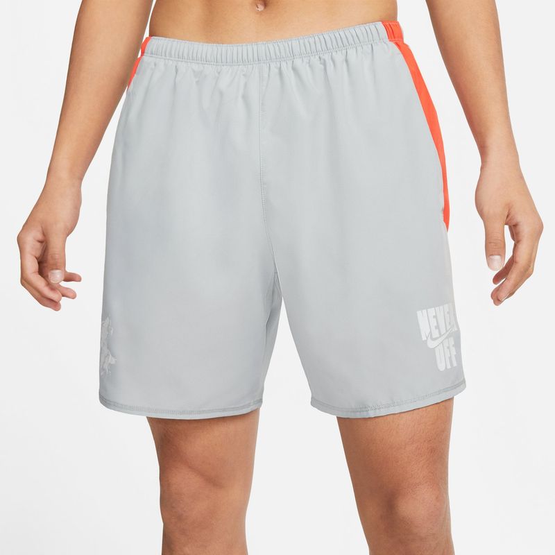 Pantaloneta-nike-para-hombre-M-Nk-Df-Wr-Chllgr-Gx-Shrt-7-Bf-para-correr-color-gris.-Frente-Sobre-Modelo