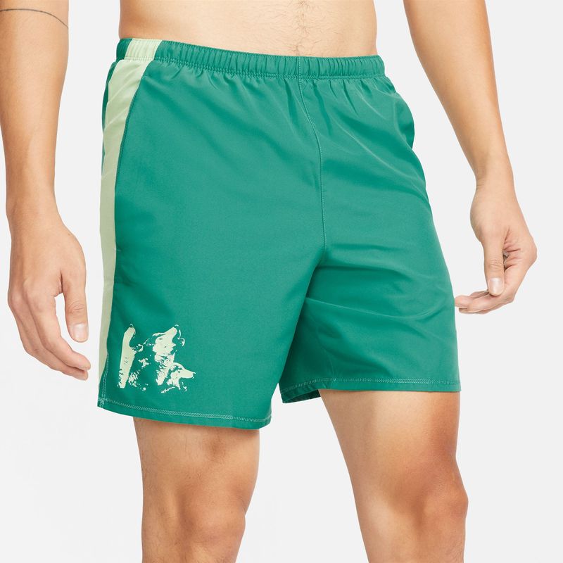 Pantaloneta-nike-para-hombre-M-Nk-Df-Wr-Chllgr-Gx-Shrt-7-Bf-para-correr-color-verde.-Frente-Sobre-Modelo