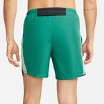 Pantaloneta-nike-para-hombre-M-Nk-Df-Wr-Chllgr-Gx-Shrt-7-Bf-para-correr-color-verde.-Reverso-Sobre-Modelo