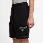 Pantaloneta-nike-para-hombre-M-Nsw-Jdi-Ft-Cargo-Short-para-moda-color-negro.-Zoom-Frontal-Sobre-Modelo