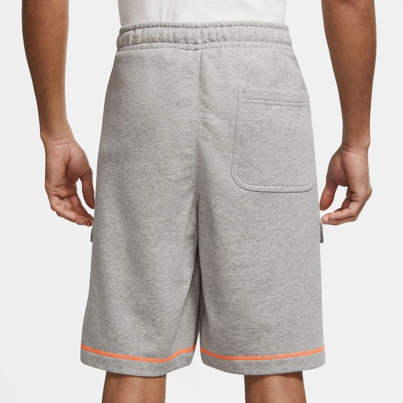 Pantaloneta-nike-para-hombre-M-Nsw-Jdi-Ft-Cargo-Short-para-moda-color-gris.-Reverso-Sobre-Modelo