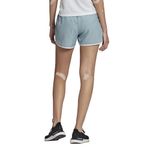 Pantaloneta-adidas-para-mujer-M20-Short-para-correr-color-gris.-Reverso-Sobre-Modelo