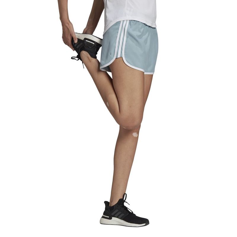 Pantaloneta-adidas-para-mujer-M20-Short-para-correr-color-gris.-Modelo-En-Movimiento