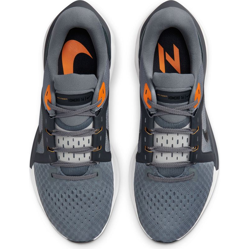 Tenis-nike-para-hombre-Nike-Air-Zoom-Vomero-16-para-correr-color-gris.-Capellada