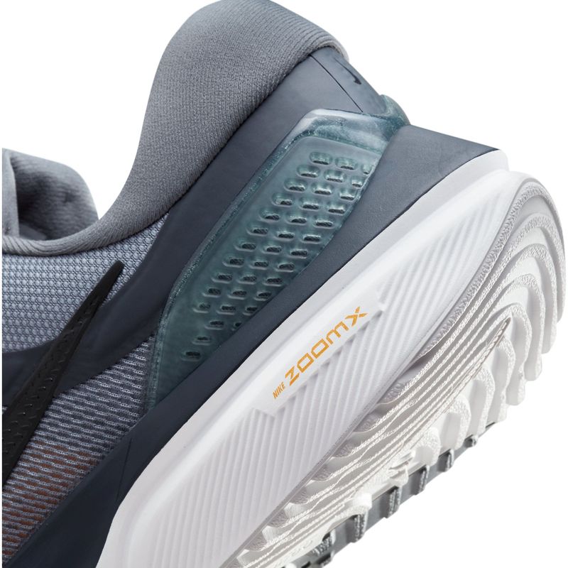 Tenis-nike-para-hombre-Nike-Air-Zoom-Vomero-16-para-correr-color-gris.-Detalle-2