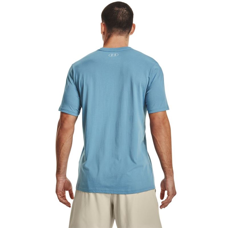 Camiseta-Manga-Corta-under-armour-para-hombre-Ua-Pjt-Rock-Iron-Paradise-Ss-para-entrenamiento-color-azul.-Reverso-Sobre-Modelo