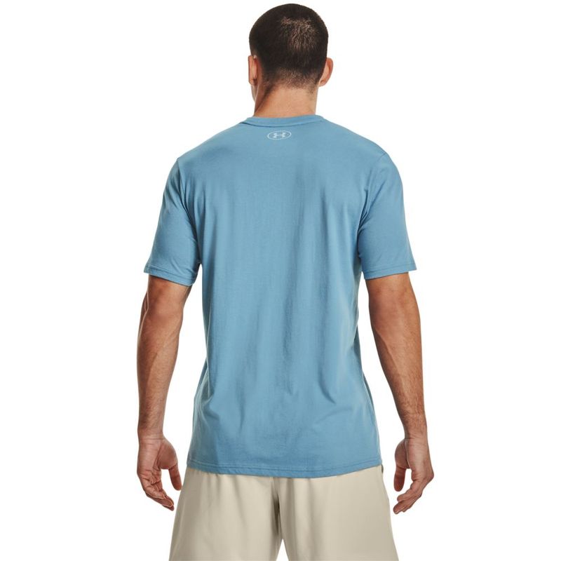 Camiseta-Manga-Corta-under-armour-para-hombre-Ua-Pjt-Rock-Iron-Paradise-Ss-para-entrenamiento-color-azul.-Reverso-Sobre-Modelo