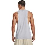 Camiseta-Manga-Sisa-under-armour-para-hombre-Ua-Pjt-Rock-Brahma-Bull-Tank-para-entrenamiento-color-negro.-Reverso-Sobre-Modelo