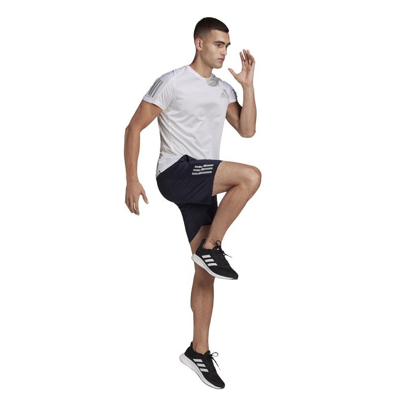 Pantaloneta-adidas-para-hombre-Own-The-Run-Sho-para-correr-color-azul.-Modelo-En-Movimiento