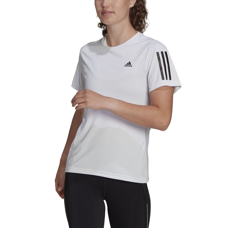 Camiseta-Manga-Corta-adidas-para-mujer-Own-The-Run-Tee-para-correr-color-blanco.-Frente-Sobre-Modelo