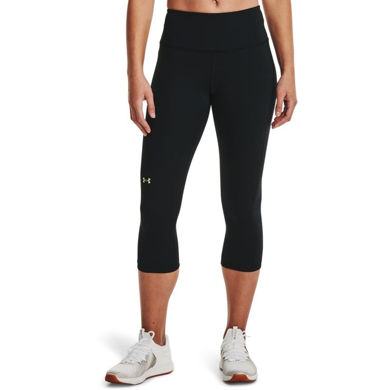 Capri-under-armour-para-mujer-Ua-Rush-Capri-para-entrenamiento-color-negro.-Frente-Sobre-Modelo