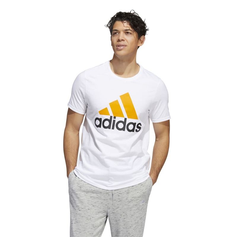 Camiseta-Manga-Corta-adidas-para-hombre-Basic-Bos-Tee-para-moda-color-blanco.-Frente-Sobre-Modelo