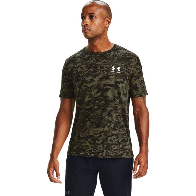 Camiseta-Manga-Corta-under-armour-para-hombre-All-Over-Printed-Ss-1-para-entrenamiento-color-negro.-Frente-Sobre-Modelo