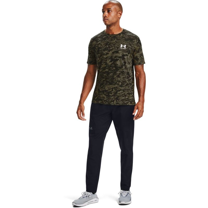 Camiseta-Manga-Corta-under-armour-para-hombre-All-Over-Printed-Ss-1-para-entrenamiento-color-negro.-Outfit-Completo