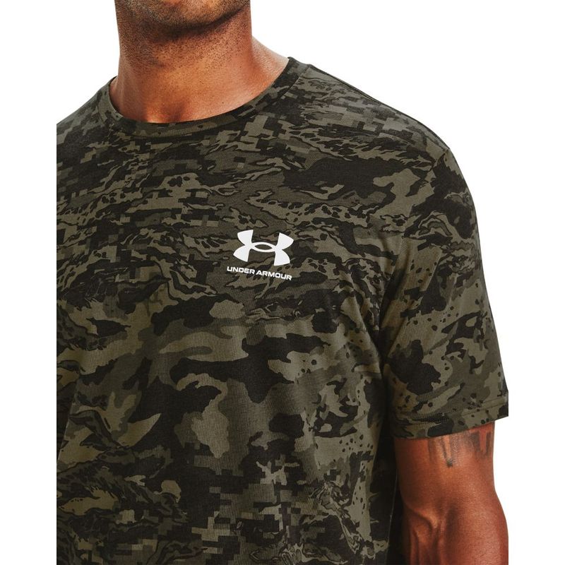 Camiseta-Manga-Corta-under-armour-para-hombre-All-Over-Printed-Ss-1-para-entrenamiento-color-negro.-Detalle-Sobre-Modelo-2