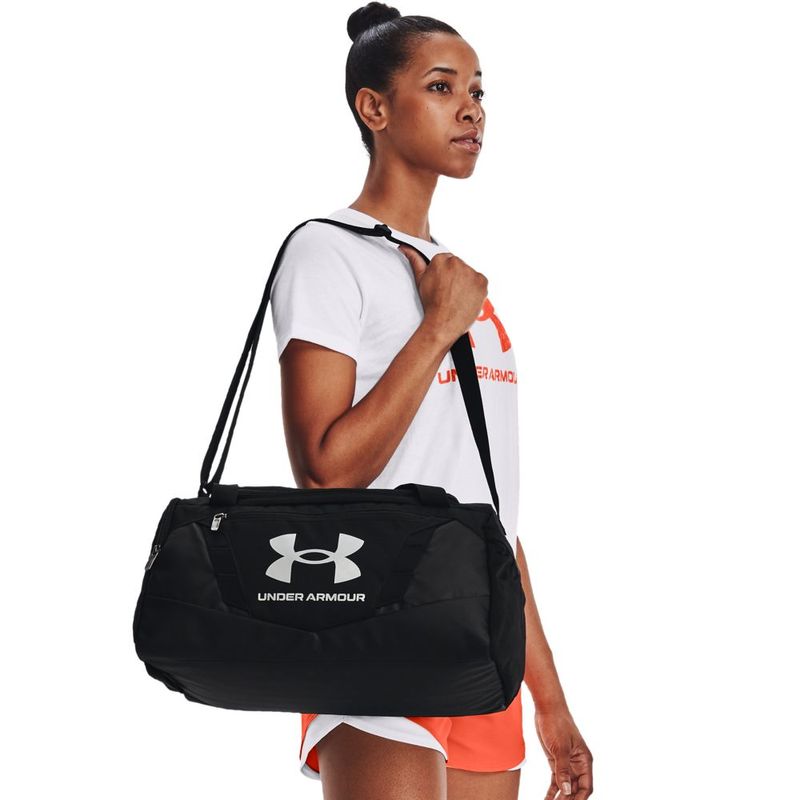 Maletin-under-armour-para-hombre-Ua-Undeniable-5.0-Duffle-Xs-para-entrenamiento-color-negro.-En-Modelo