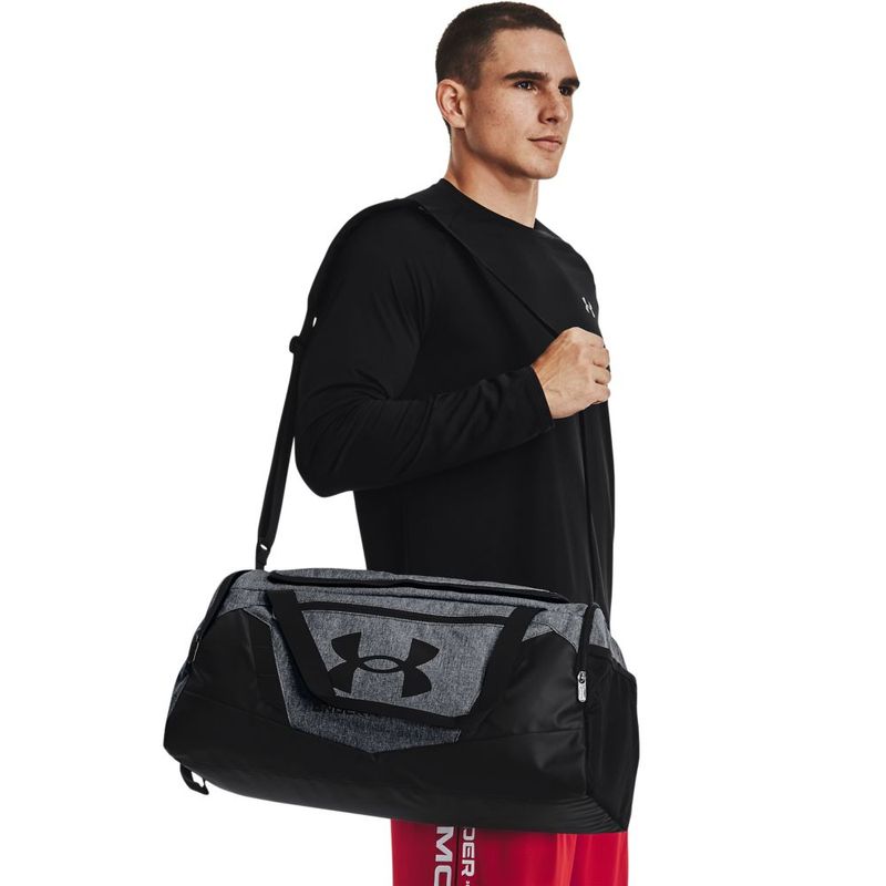 Maletin-under-armour-para-hombre-Ua-Undeniable-5.0-Duffle-Sm-para-entrenamiento-color-negro.-En-Modelo