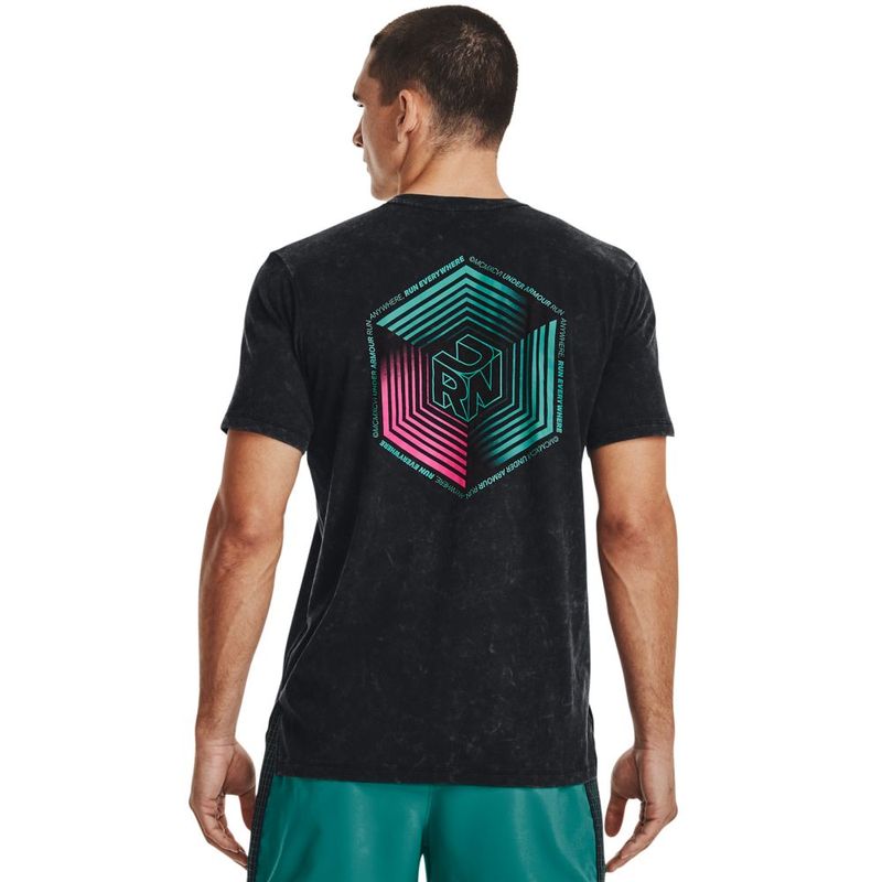 Camiseta-Manga-Corta-under-armour-para-hombre-Run-Anywhere-Sw-Tee-para-correr-color-negro.-Reverso-Sobre-Modelo