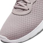 Tenis-nike-para-mujer-Wmns-Nike-Tanjun-M2Z2-para-moda-color-morado.-Detalle-1