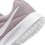 Tenis-nike-para-mujer-Wmns-Nike-Tanjun-M2Z2-para-moda-color-morado.-Detalle-2