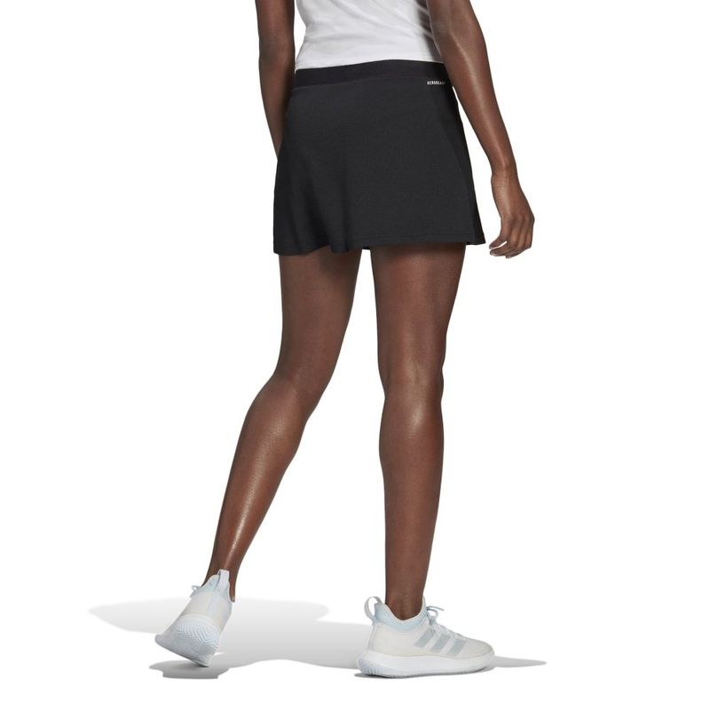 Falda-adidas-para-mujer-Club-Skirt-para-tenis-color-negro.-Reverso-Sobre-Modelo