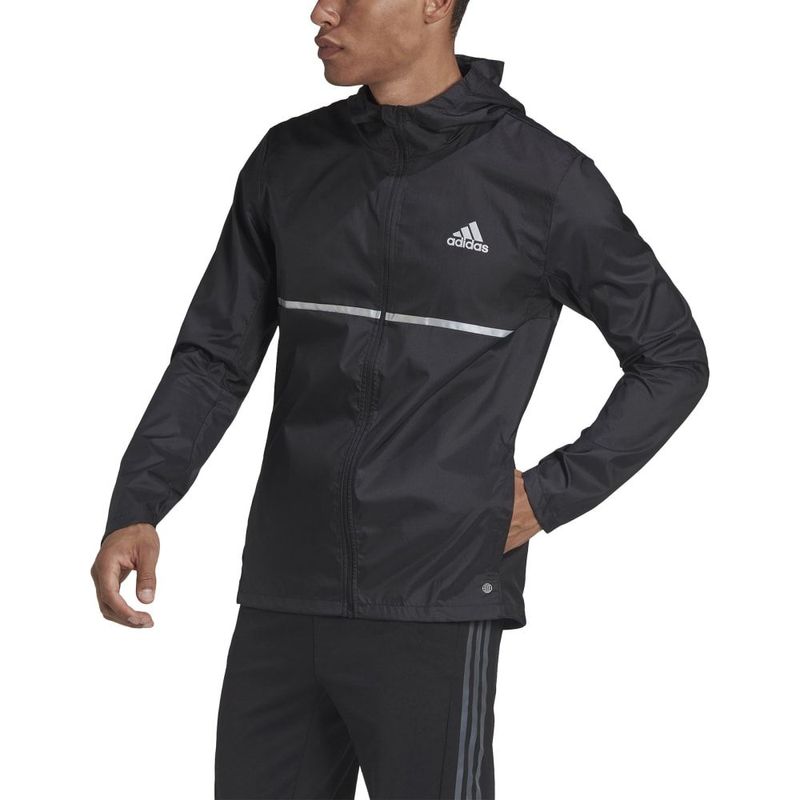 Chaqueta-adidas-para-hombre-Own-The-Run-Jkt-para-correr-color-negro.-Zoom-Frontal-Sobre-Modelo