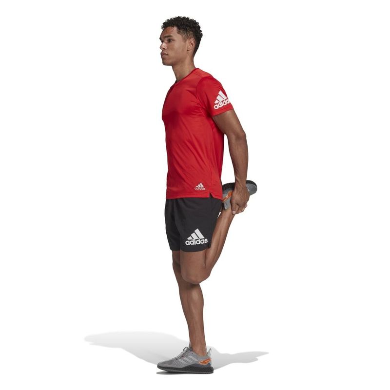 Pantaloneta-adidas-para-hombre-Run-It-Short-M-para-correr-color-negro.-Lateral-Sobre-Modelo