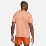 Camiseta-Manga-Corta-nike-para-hombre-M-Nk-Df-Rise-365-Ss-para-correr-color-naranja.-Reverso-Sobre-Modelo