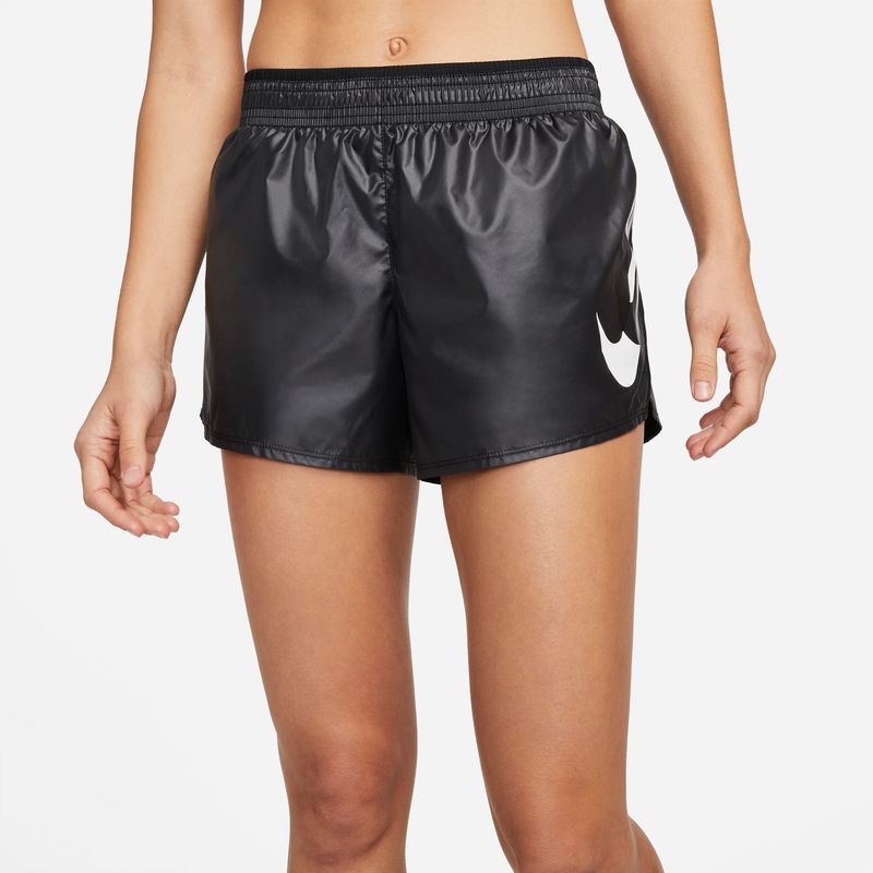 Pantaloneta-nike-para-mujer-W-Nk-Swsh-Run-Short-para-correr-color-blanco.-Frente-Sobre-Modelo