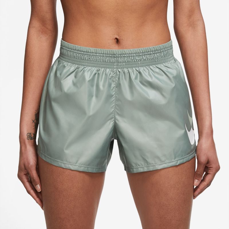 Pantaloneta-nike-para-mujer-W-Nk-Swsh-Run-Short-para-correr-color-verde.-Frente-Sobre-Modelo