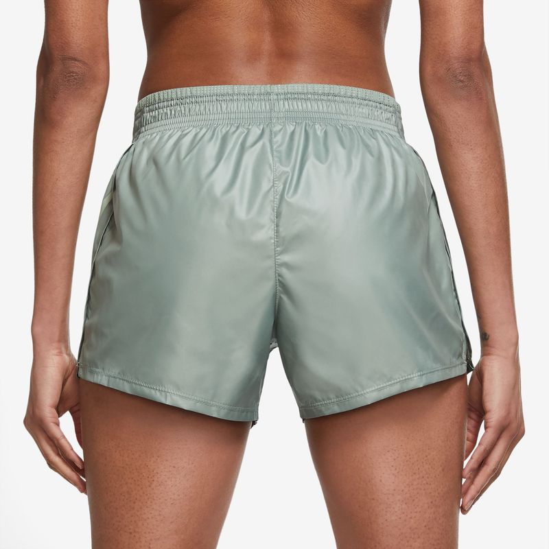Pantaloneta-nike-para-mujer-W-Nk-Swsh-Run-Short-para-correr-color-verde.-Reverso-Sobre-Modelo