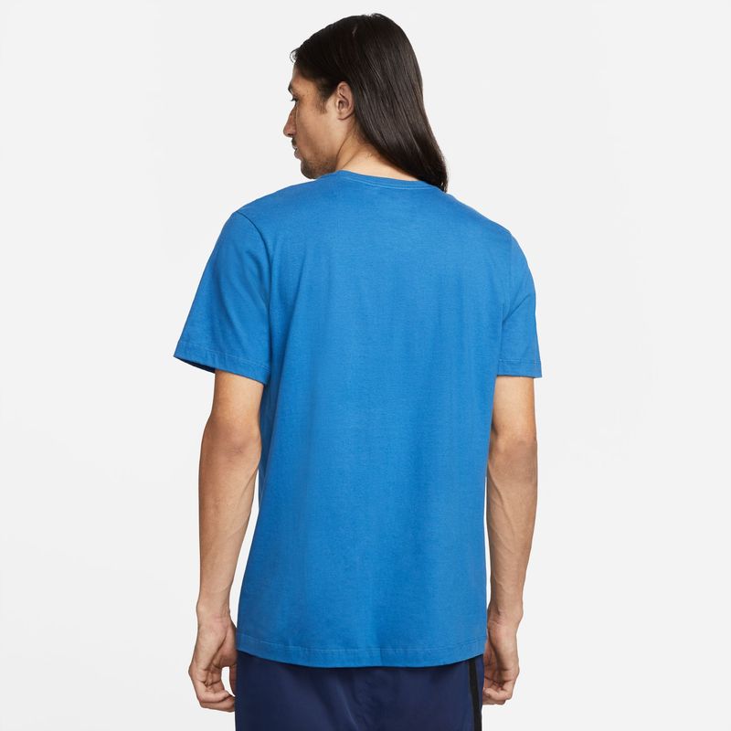 Camiseta-Manga-Corta-nike-para-hombre-M-Nsw-3-Mo-Franchise-1-Tee-para-moda-color-azul.-Reverso-Sobre-Modelo