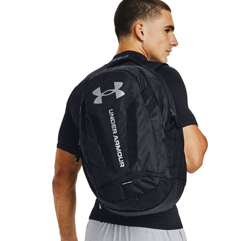 Morral-under-armour-para-hombre-Ua-Hustle-5.0-Backpack-para-entrenamiento-color-negro.-Reverso-En-Modelo