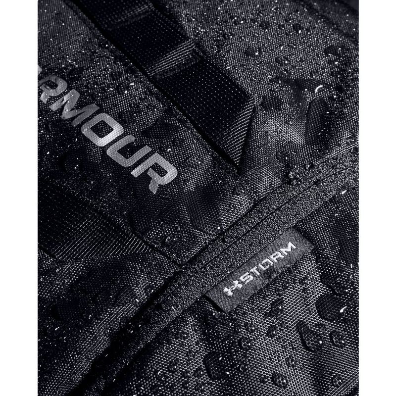 Morral-under-armour-para-hombre-Ua-Hustle-5.0-Backpack-para-entrenamiento-color-negro.-Detalle-2-
