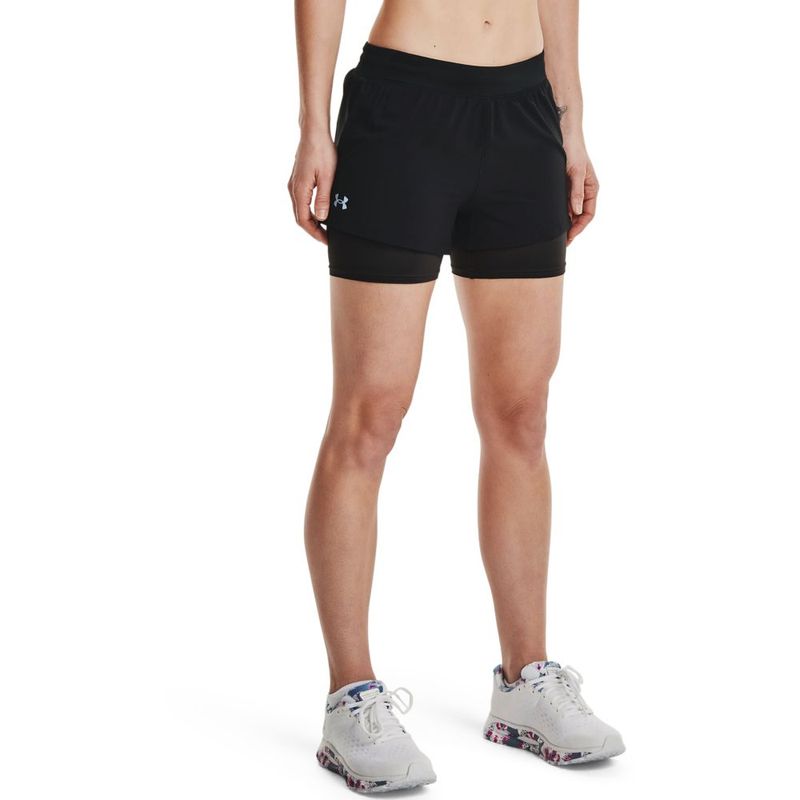 Pantaloneta-under-armour-para-mujer-Ua-Iso-Chill-Run-2N1-Short-para-correr-color-negro.-Frente-Sobre-Modelo