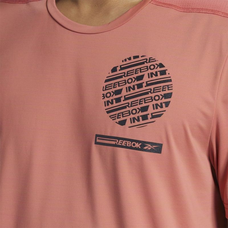 Camiseta-Manga-Corta-reebok-para-hombre-Tsr-Ss-Ac-Graphic-Tee-para-correr-color-multicolor.-Detalle-Sobre-Modelo-1