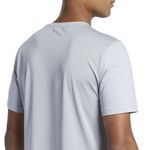 Camiseta-Manga-Corta-reebok-para-hombre-Tsr-Ss-Ac-Graphic-Tee-para-correr-color-gris.-Detalle-Sobre-Modelo-3