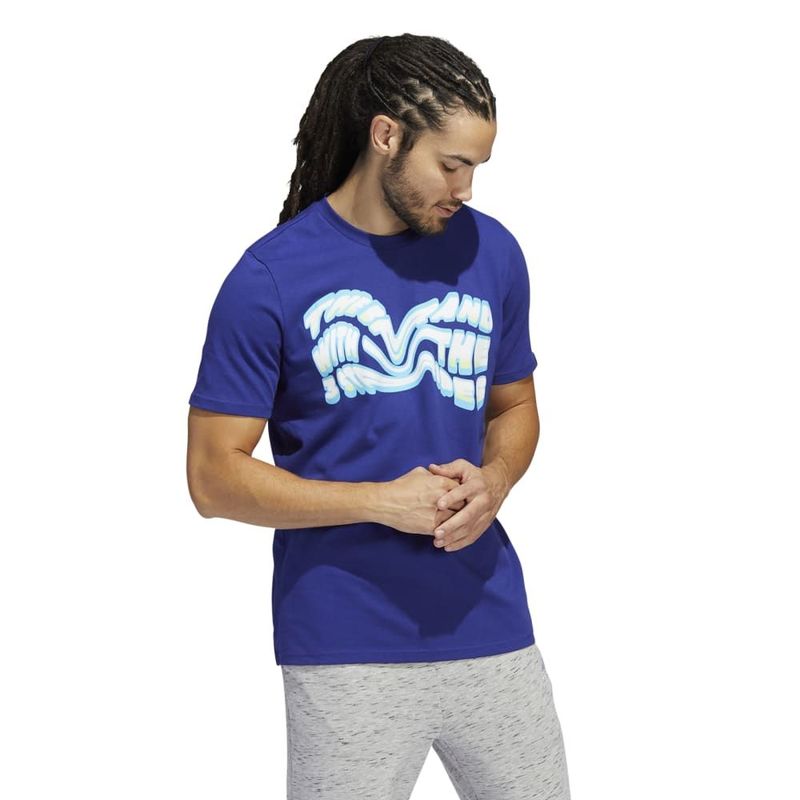 Camiseta-Manga-Corta-adidas-para-hombre-M-Heat-Verb-G-T-para-moda-color-azul.-Lateral-Sobre-Modelo