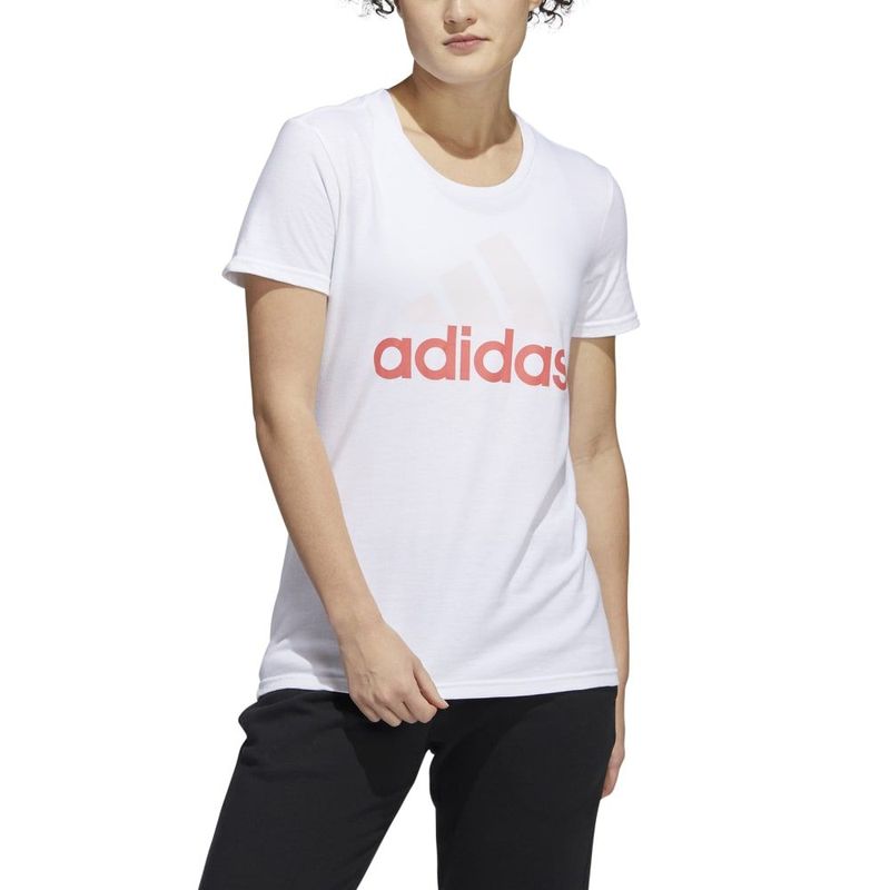 Camiseta-Manga-Corta-adidas-para-mujer-W-Basic-Bos-Tee-para-moda-color-blanco.-Zoom-Frontal-Sobre-Modelo