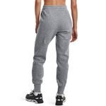 Pantalon-under-armour-para-mujer-Rival-Fleece-Joggers-para-entrenamiento-color-gris.-Reverso-Sobre-Modelo