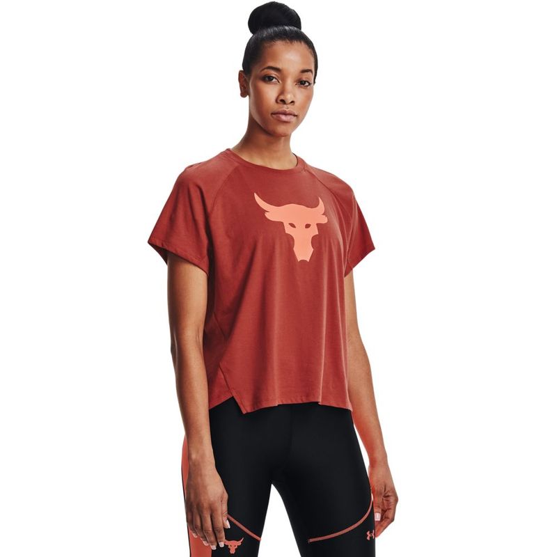 Camiseta-Manga-Corta-under-armour-para-mujer-Ua-Project-Rock-Bull-Ss-para-entrenamiento-color-rojo.-Frente-Sobre-Modelo