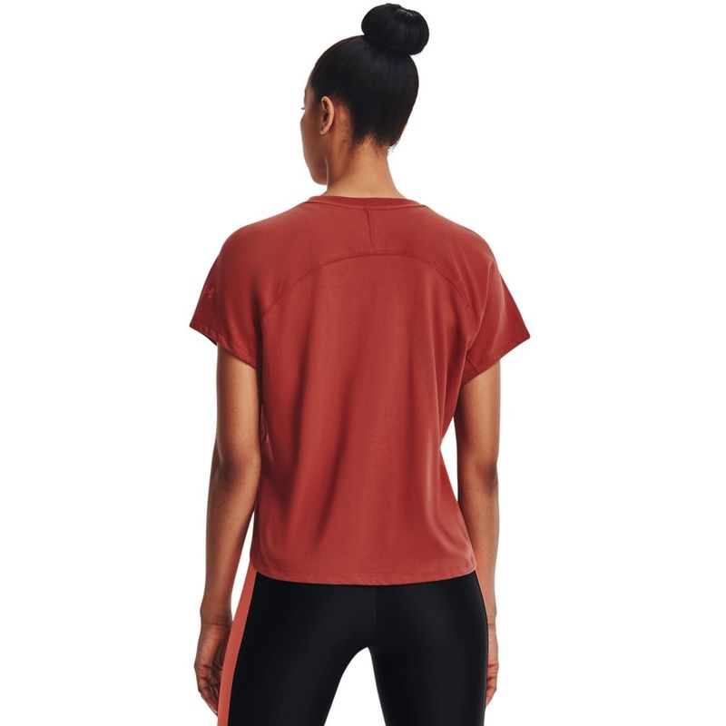 Camiseta-Manga-Corta-under-armour-para-mujer-Ua-Project-Rock-Bull-Ss-para-entrenamiento-color-rojo.-Reverso-Sobre-Modelo