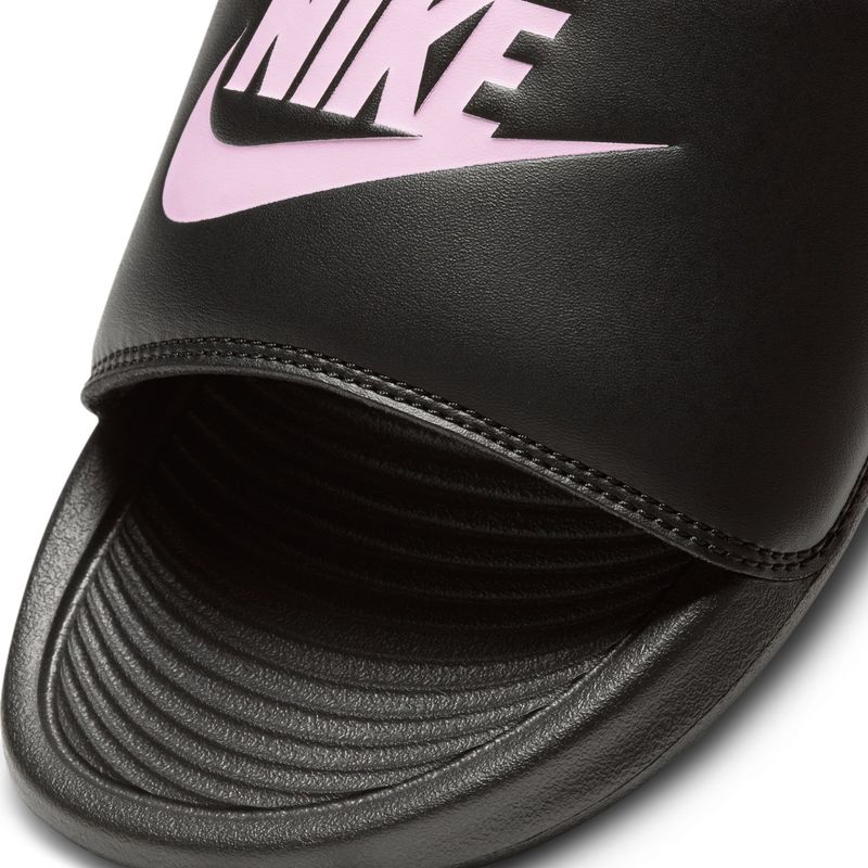 Sandalias-nike-para-mujer-W-Nike-Victori-One-Slide-para-natacion-color-negro.-Detalle-1