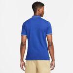 Camiseta-Manga-Corta-nike-para-hombre-The-Nike-Polo-Df-Heritge-Slim2-para-tenis-color-azul.-Reverso-Sobre-Modelo