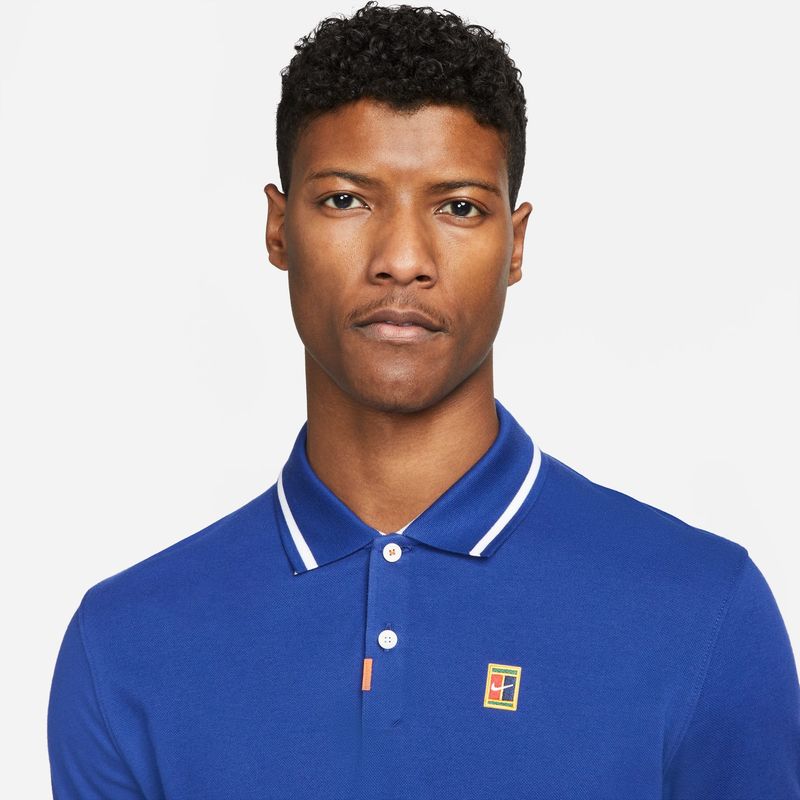 Camiseta-Manga-Corta-nike-para-hombre-The-Nike-Polo-Df-Heritge-Slim2-para-tenis-color-azul.-Zoom-Frontal-Sobre-Modelo