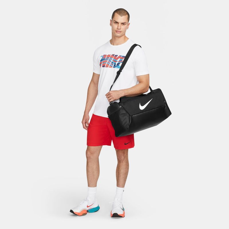 Maletin-nike-para-hombre-Nk-Brsla-S-Duff---9.5--41L--para-entrenamiento-color-negro.-Frente-En-Modelo