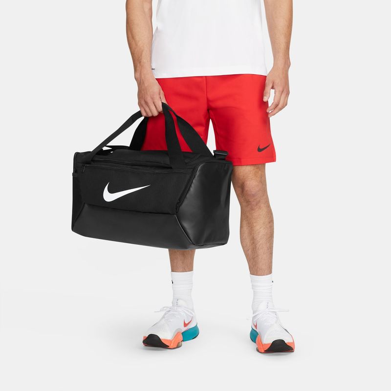 Maletin-nike-para-hombre-Nk-Brsla-S-Duff---9.5--41L--para-entrenamiento-color-negro.-Zoom-Frente-En-Modelo